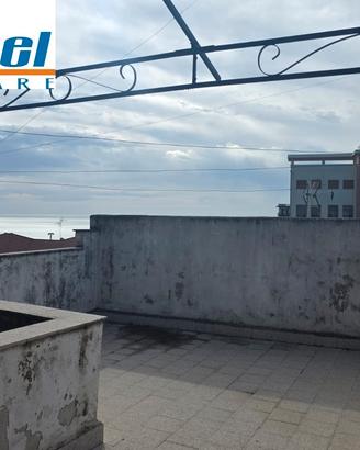 Acireale, rifugio d'amore con terrazzo (CT)
