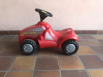 Trattore giocattolo