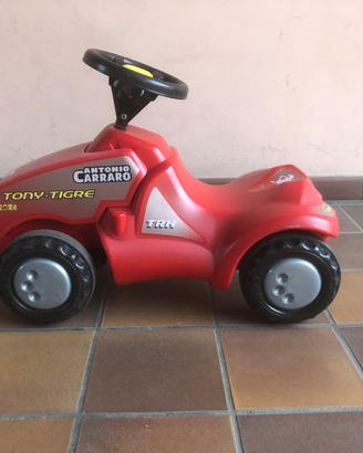 Trattore giocattolo