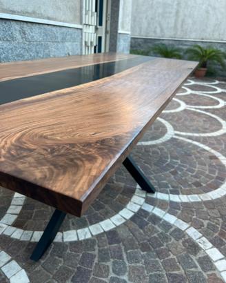 Tavolo da pranzo in legno e resina