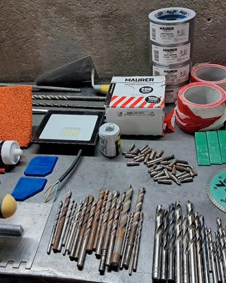 attrezzi misti da lavoro 