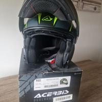 Caschi modulari e giubbotti.