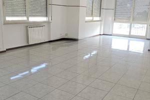 Locale commerciale/ufficio 215mq Zona Industriale