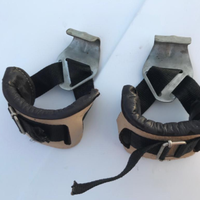 Guanti e cintura in cuoio