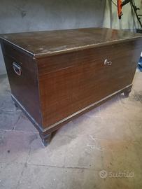 Baule con maniglie e chiave 