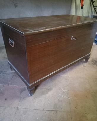 Baule con maniglie e chiave 