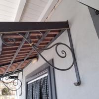 Tettoia in ferro battuto con tegole