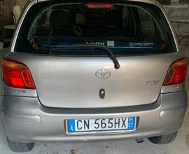 Toyota yaris 1.3 benzina e metano