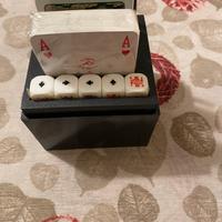 Carte da gioco con dadi