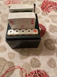 Carte da gioco con dadi