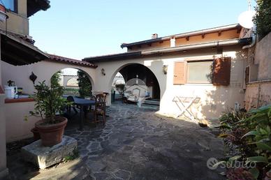 CASA SEMINDIPENDENTE A TORTORETO