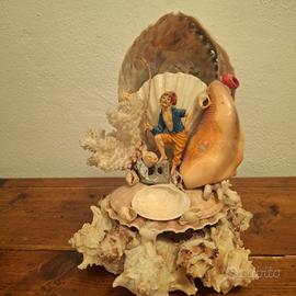 Scoglio in conchiglie con pescatore e corallo