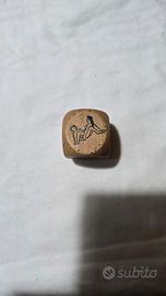 dado erotico in legno