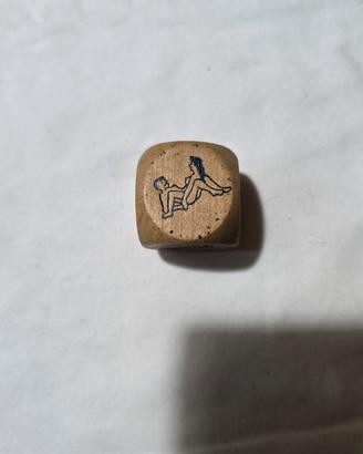 dado erotico in legno