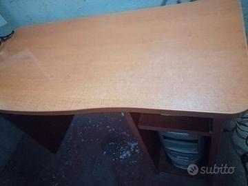 Scrivania porta pc