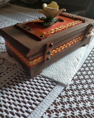 PORTAGIOIE IN LEGNO CON APPLICAZIONE CAPODIMONTE