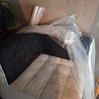 Divano bianco e nero in ecopelle a L