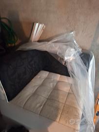 Divano bianco e nero in ecopelle a L