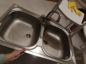 lavandino con rubinetto