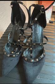 Scarpa alta con borchie ai contirini scamosciate