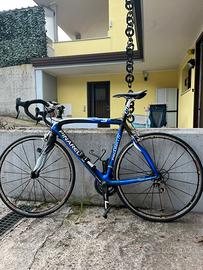 Bici da corsa pinarello in carbonio