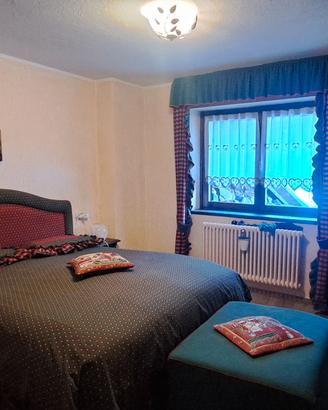 Letto matrimoniale tessile con comodini e tende 