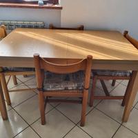 Tavolo allungabile in legno con 4 sedie