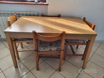 Tavolo allungabile in legno con 4 sedie