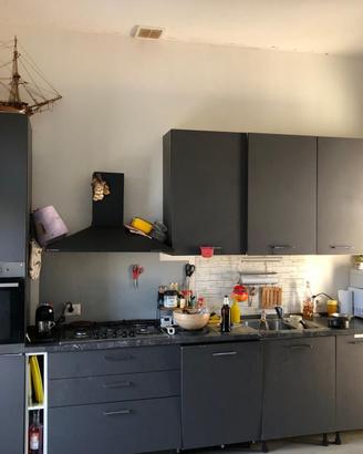 Cucina completa di cappa lavabo fornelli e forno