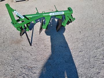 Trattore aratro a tre dischi da scasso terra marca