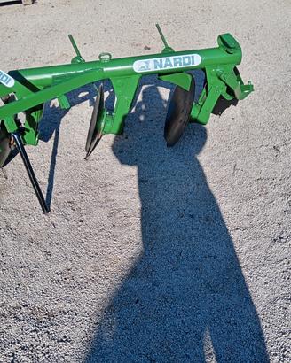 Trattore aratro a tre dischi da scasso terra marca