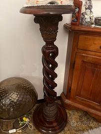 Antica colonna/piedistallo in legno di noce