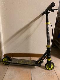 Monopattino con freno a leva