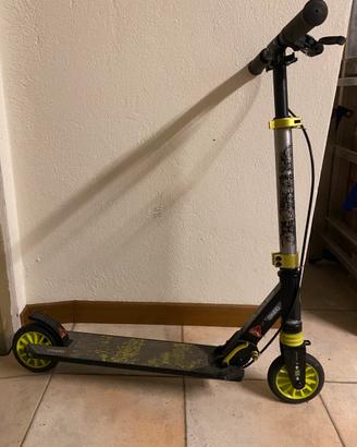 Monopattino con freno a leva