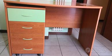Scrivania con cassettiera