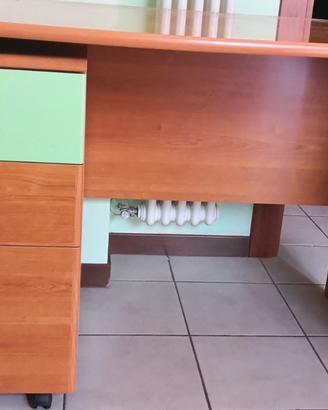 Scrivania con cassettiera