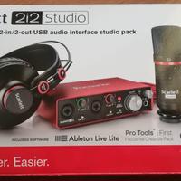 Focusrite Scarlett 2i2 piu asta Proel rsm195bk