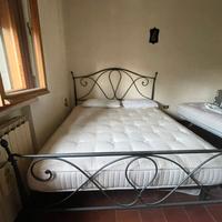 letto in ferro con comodini