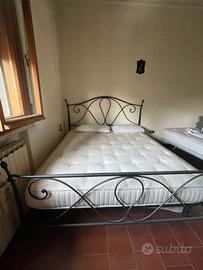 letto in ferro con comodini