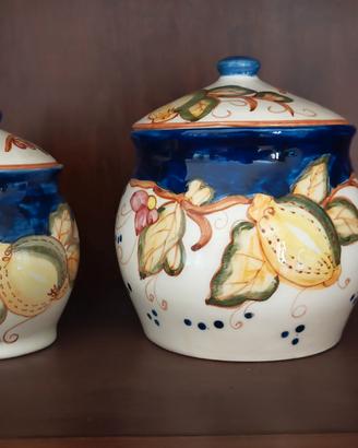 due vasi in ceramica artigianali