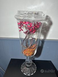 Vaso grande in vetro con composizione floreale