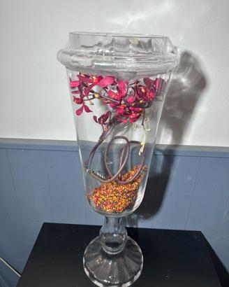Vaso grande in vetro con composizione floreale