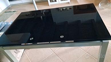 Tavolo nero in vetro