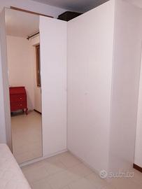 Armadio Pax angolare come nuovo con anta a specchi