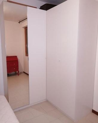 Armadio Pax angolare come nuovo con anta a specchi