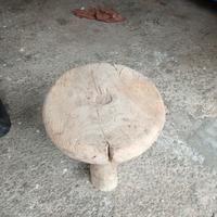 antico sgabello da mungitura 