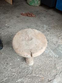 antico sgabello da mungitura 