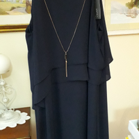 Due vestiti: nero elegante e bianco lino