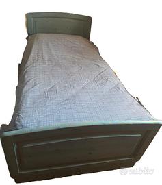 Letto singolo con materasso in legno colorato