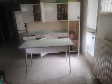 credenza e tavolo anni '60